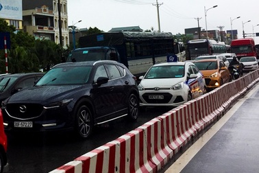 Hà Nội: Cầu huyết mạch tắc dài hàng km vì mưa bão