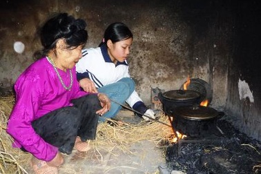 Cuộc sống cơ cực của hai chị em mồ côi học giỏi