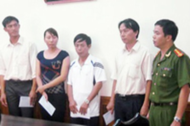 Khen thưởng 4 cá nhân hợp sức bắt tên trộm nguy hiểm