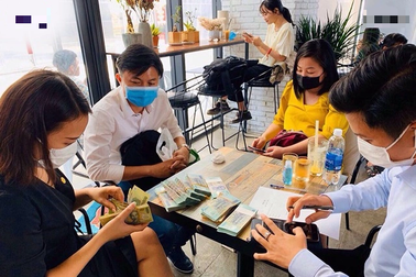 "Dụ xuống tiền trước rồi ép ký hợp đồng", cái bẫy tinh vi của môi giới BĐS