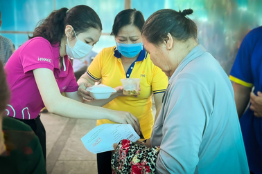 PNJ và Hawee trao quà trị giá 350 triệu đồng cho Bệnh viện Quân Y 175