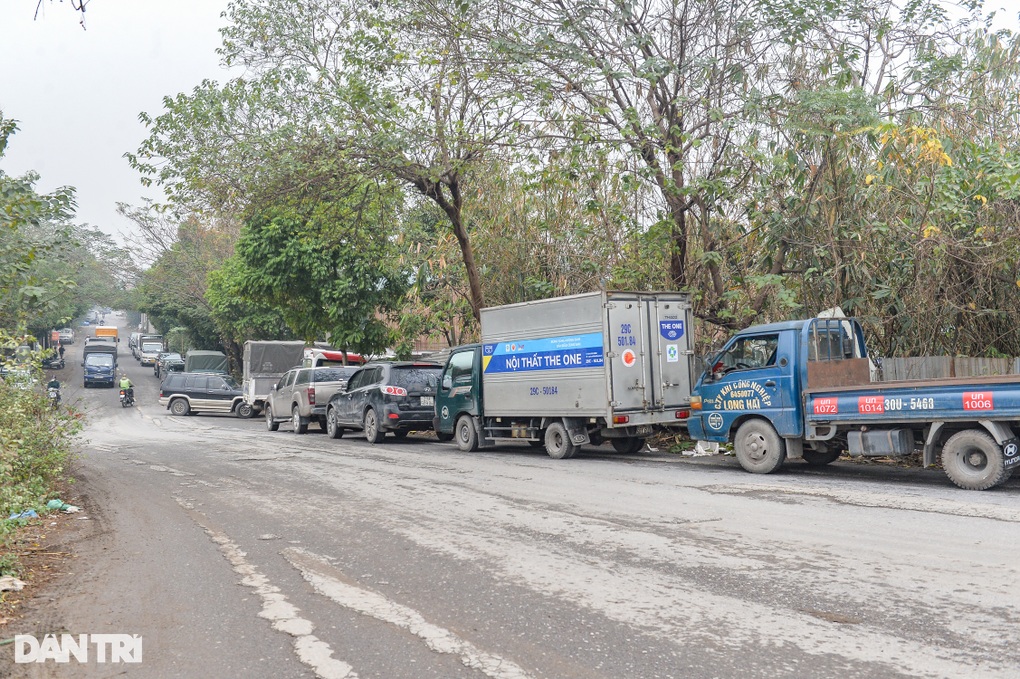 Ám ảnh đi đăng kiểm: Bị công an giữ nửa ngày, xếp hàng xuyên đêm chờ lấy số - 4 Ám ảnh đi đăng kiểm: Bị công an giữ nửa ngày, xếp hàng xuyên đêm chờ lấy số - 4