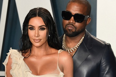Kanye West và những ngôi sao từng phải lên tiếng xin lỗi “nửa kia”