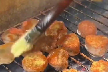 Đá lạnh sốt cay nướng than hồng - Món ăn tưởng như "trò đùa" của Trung Quốc