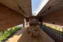 Chiêm ngưỡng ngôi nhà gạch độc đáo với hệ thống cây xanh bao phủ