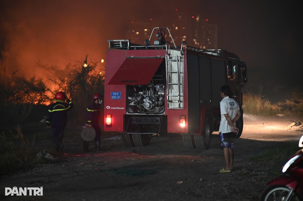 Bãi cỏ bốc cháy ngùn ngụt, đe dọa sân bóng ở TPHCM - 3