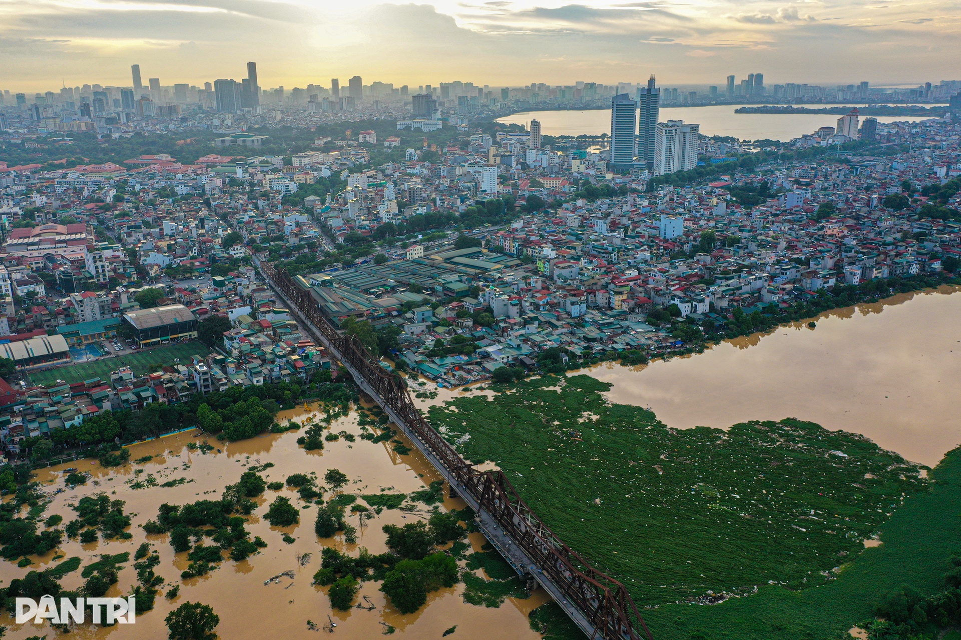 Người dân chạy lũ khi một số khu dân cư ven sông Hồng ở Hà Nội ngập sâu - 3 Người dân chạy lũ khi một số khu dân cư ven sông Hồng ở Hà Nội ngập sâu - 3