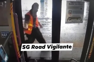 Lái xe buýt bị kỷ luật nặng sau cú đóng cửa xe khiến cụ bà ngã ngửa