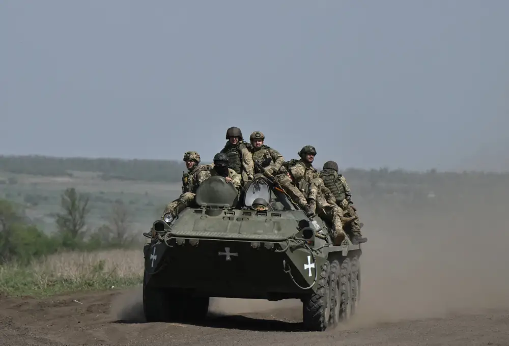 Binh sĩ Ukraine trên một xe thiết giáp chở quân gần Chasiv Yar, Donetsk (Ảnh: AFP).