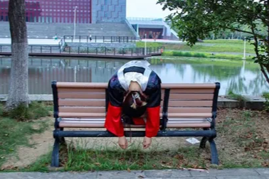 Sinh viên Trung Quốc rộ mốt chụp ảnh tốt nghiệp với tư thế chán nản