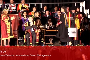 Người đẹp Lê Âu Ngân Anh rạng rỡ trong buổi tốt nghiệp Thạc sĩ