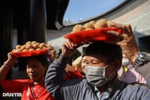 Hàng nghìn người chen chân dâng hương Vua Hùng trong ngày Giỗ Tổ ở TPHCM