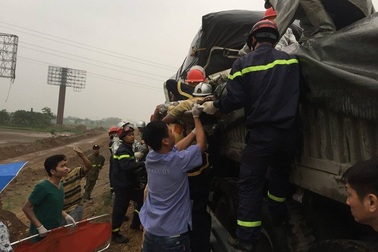 Tai nạn dồn toa trên cao tốc Pháp Vân – Cầu Giẽ, 3 người thương vong