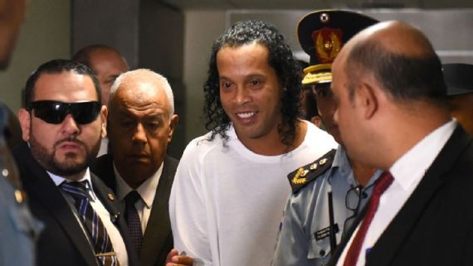 Chưa thoát nạn, Ronaldinho bất ngờ vướng vào nghi án rửa tiền - 1 Chưa thoát nạn, Ronaldinho bất ngờ vướng vào nghi án rửa tiền - 1
