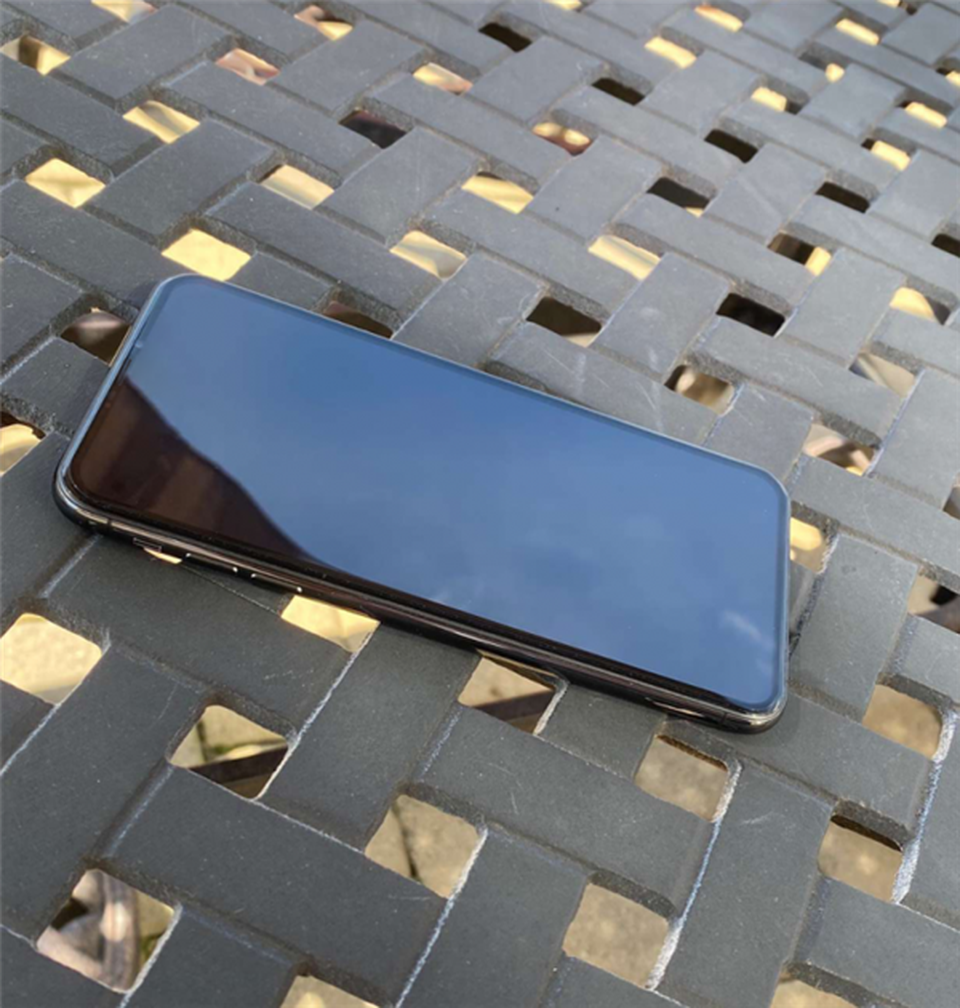 Lộ ảnh thật iPhone thế hệ mới với cụm 4 camera, không còn tai thỏ - 2 Lộ ảnh thật iPhone thế hệ mới với cụm 4 camera, không còn tai thỏ - 2