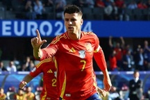 Đội trưởng Tây Ban Nha gây sốc, dọa bỏ tuyển ngay trước trận gặp Pháp