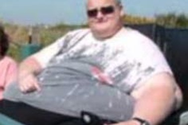 Người đàn ông nặng 450kg