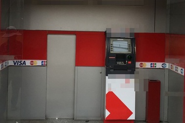 Trụ ATM của ngân hàng bị trộm cạy phá