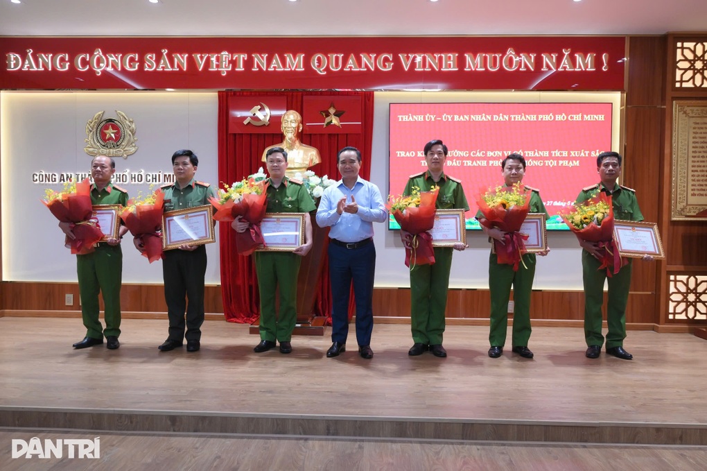 TPHCM khen thưởng 6 đơn vị tham gia bắt 2 sát thủ người nước ngoài - 1