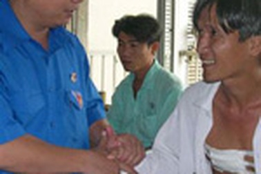 Khen thưởng 3 dân quân dũng cảm bắt cướp