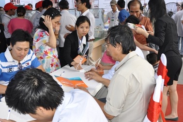 Cần công nhân, “chê” bằng cấp