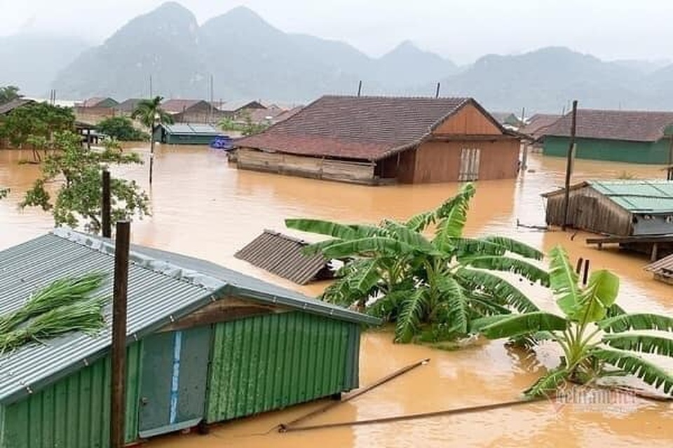HHen Niê, Lê Thúy… hành động nhanh chóng để giúp đỡ bà con miền Trung - 2 HHen Niê, Lê Thúy… hành động nhanh chóng để giúp đỡ bà con miền Trung - 2