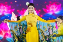 Hoa hậu Hoàng Châu Anh thu hút với áo dài “cánh sen phát sáng” dưới mưa