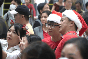 Người dân TPHCM đổ xô đi Metro số 1 mừng lễ Giáng sinh