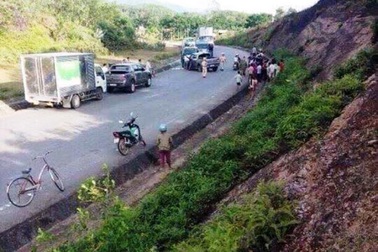 Khen thưởng ban chuyên án chặn bắt xe bán tải chở 19 bánh heroin, 4kg ma tuý đá