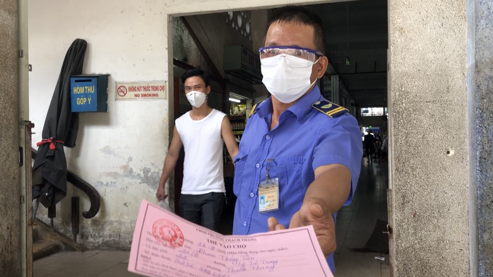 Ngày đầu người dân Đà Nẵng cầm thẻ hồng, thẻ xanh đi chợ - 4 Ngày đầu người dân Đà Nẵng cầm thẻ hồng, thẻ xanh đi chợ - 4