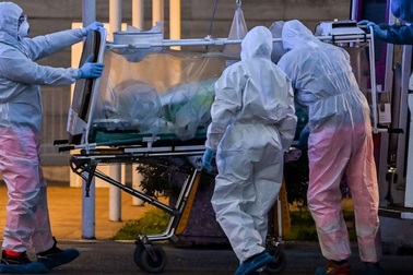 Gặp "sóng thần" Covid-19, Italia cho 10.000 sinh viên y tốt nghiệp sớm