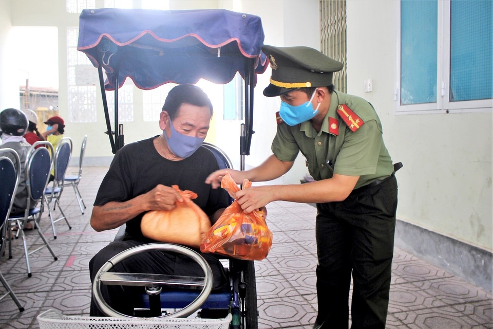 Phat gao mien phi cho nguoi dan Phat gao mien phi cho nguoi dan