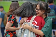 Thí sinh trường Amsterdam thở phào, cười rạng rỡ kết thúc bài thi chuyên