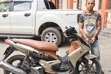 Bắt đối tượng cướp giật, trả tài sản cho người nước ngoài