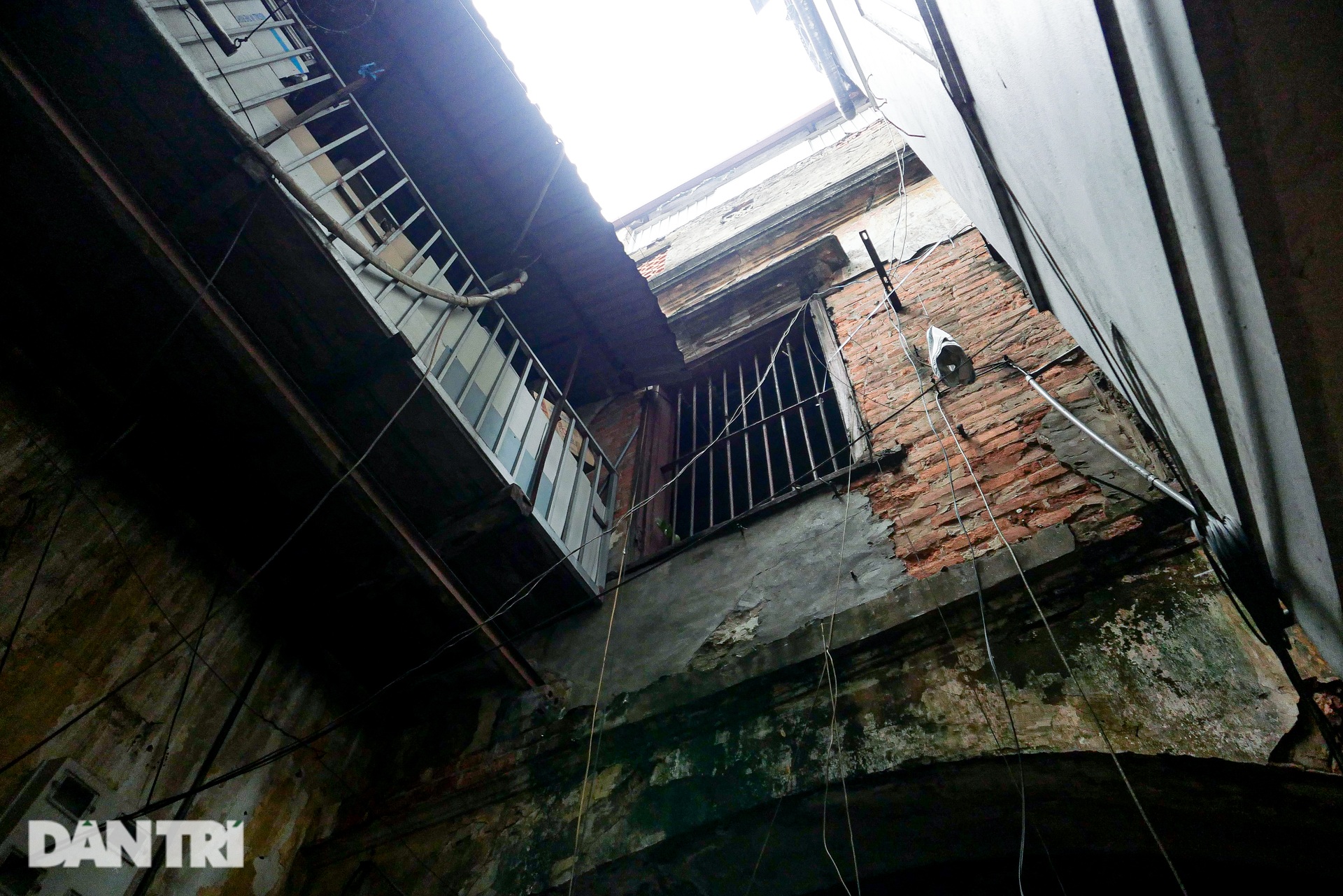 Nhà ổ chuột trên đất vàng ở Hà Nội, giá trăm triệu đồng/m2 vẫn không bán - 4