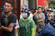 Đứng hàng giờ dưới mưa chờ mua bánh trung thu ở Hà Nội