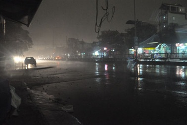 Lạ lùng ngày "biến" thành đêm ở Hạ Long