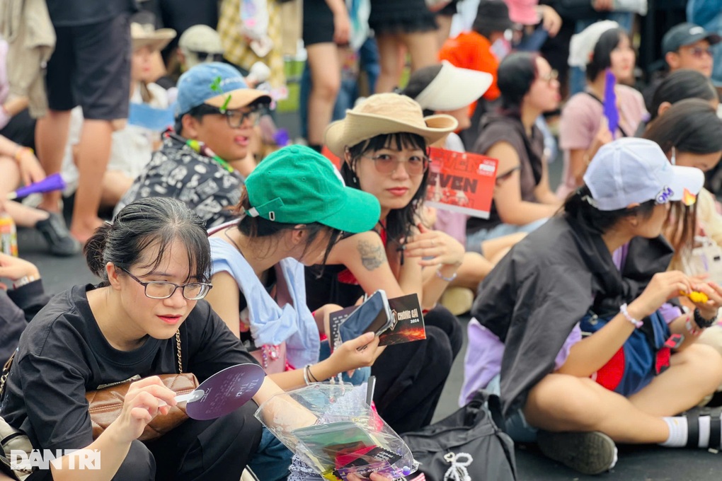 Hàng ngàn khán giả hết đội nắng đến chạy mưa khi xem 2 concert Anh trai - 5 Hàng ngàn khán giả hết đội nắng đến chạy mưa khi xem 2 concert Anh trai - 5