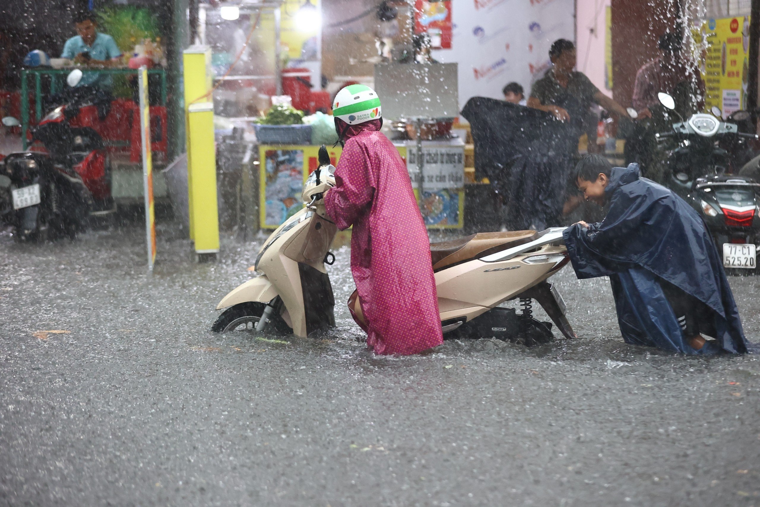 Đường ở TPHCM ngập cả mét sau mưa lớn - 1