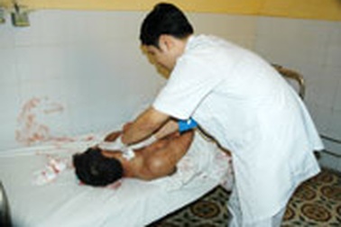 Một người nước ngoài dọa nhảy lầu tự sát