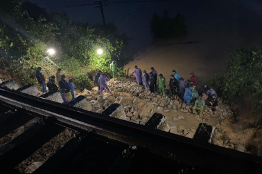 Hơn 100 người trắng đêm "vá" đường sắt Bắc - Nam