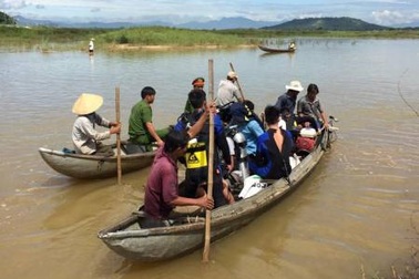 Lật ghe gần nơi 9 học sinh chết đuối, 1 người tử vong