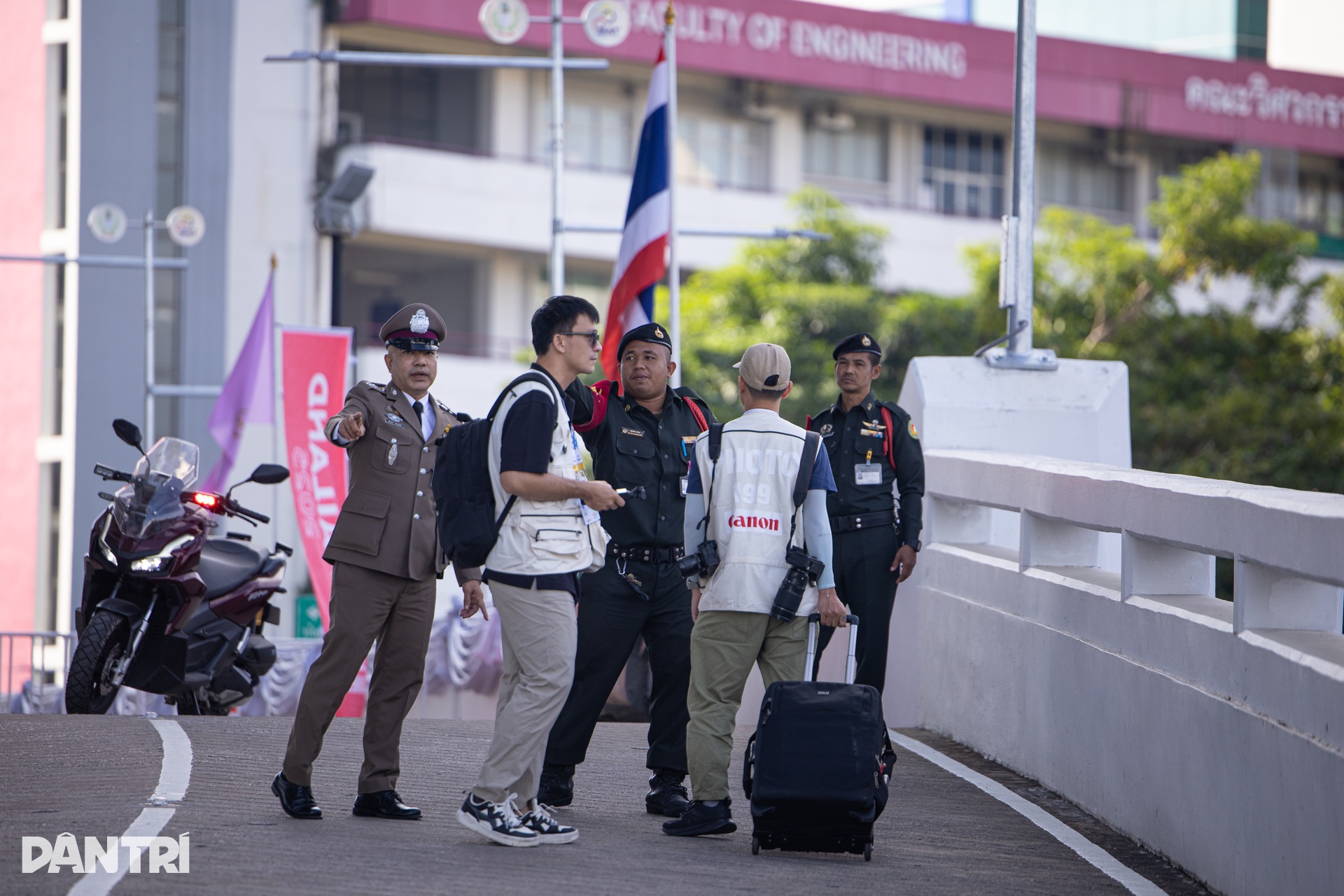 Δεκάδες χιλιάδες άνθρωποι συνέρρευσαν στο στάδιο Ρατζαμανγκάλα για να παρακολουθήσουν την τελετή έναρξης των 33ων Αγώνων SEA - 14 Hàng vạn người đổ về sân Rajamangala dự lễ khai mạc SEA Games 33 - 14