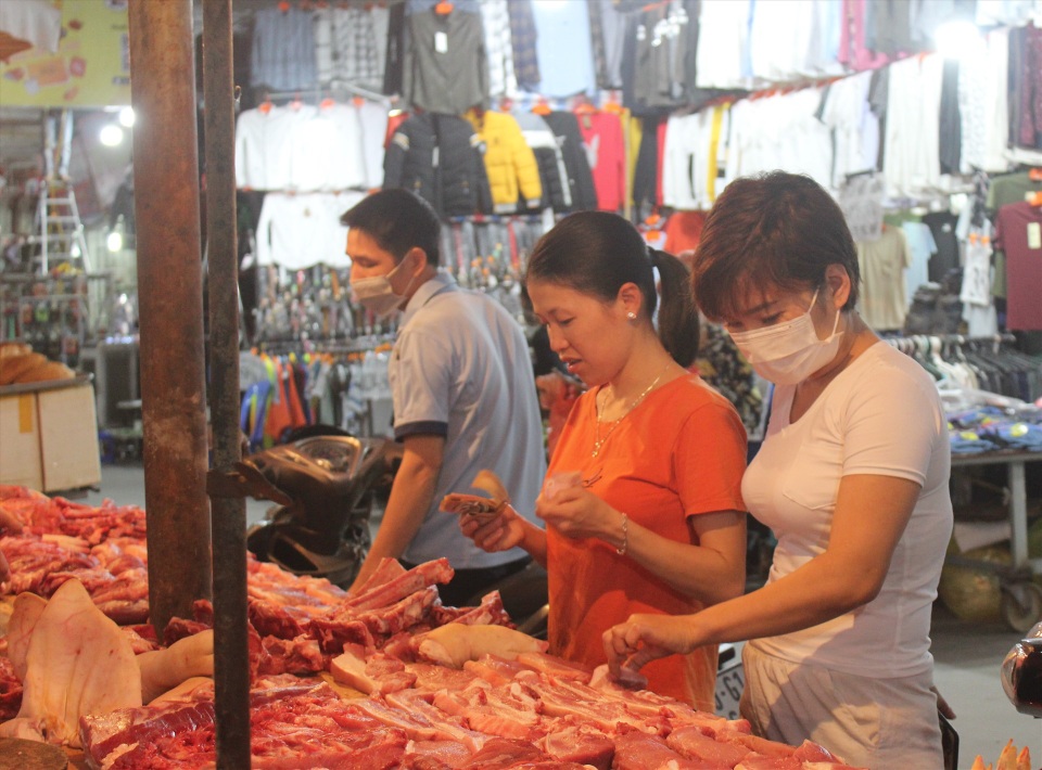 Công nhân khu công nghiệp đi chợ thế nào trong đợt dịch Covid-19? - 4 Công nhân khu công nghiệp đi chợ thế nào trong đợt dịch Covid-19? - 4