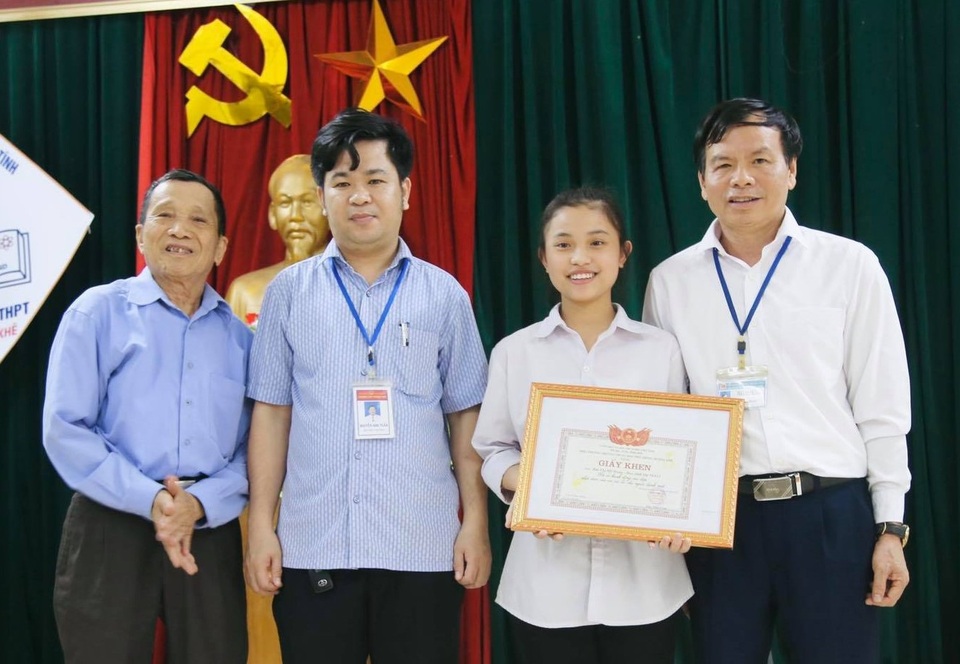 Nữ sinh trả lại hơn 450 triệu đồng: Dù em nghèo nhưng không tham của rơi - 1 Nữ sinh trả lại hơn 450 triệu đồng: Dù em nghèo nhưng không tham của rơi - 1