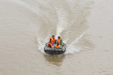 Tìm thấy thi thể người bố ôm 2 con nhảy sông Lam