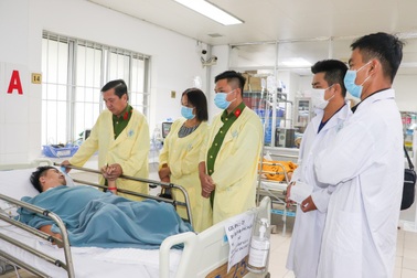 Đồng đội góp 100 triệu đồng hỗ trợ đại úy bị đứt lìa 2 chân khi bắt cát tặc