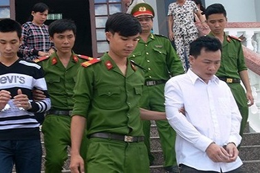 “Bóng ma” cướp người yêu của các chàng trai trên cầu vượt đền tội