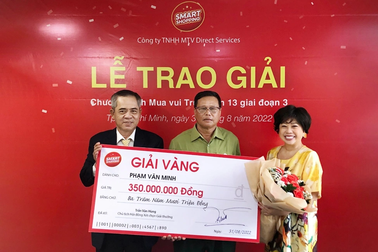 Nghệ sĩ Phi Phụng hạnh phúc khi trao hàng trăm triệu cho khách hàng