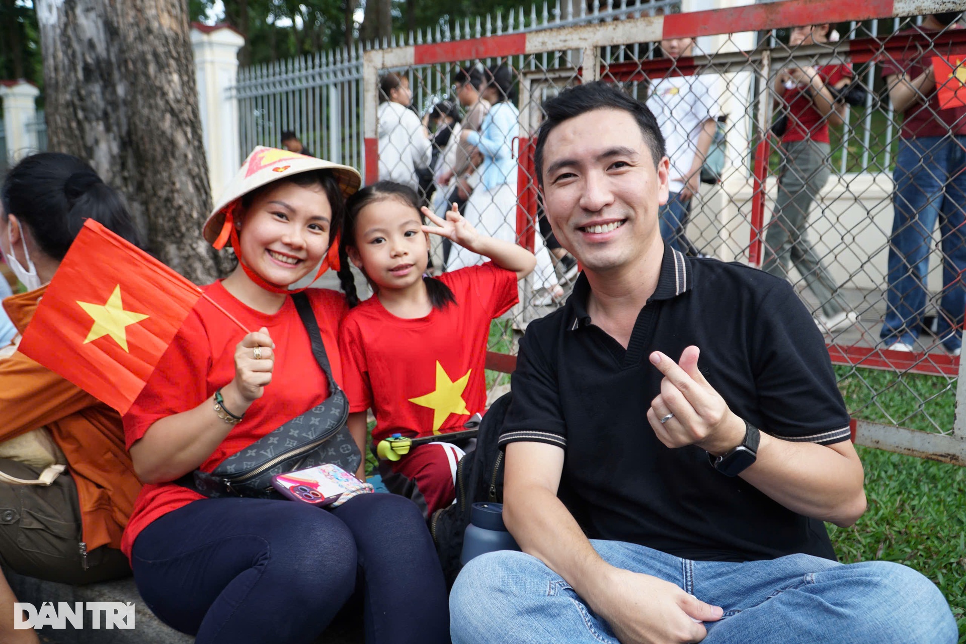 Biển người chờ xem sơ duyệt diễu binh, diễu hành ở TPHCM - 5 Biển người chờ xem sơ duyệt diễu binh, diễu hành ở TPHCM - 5